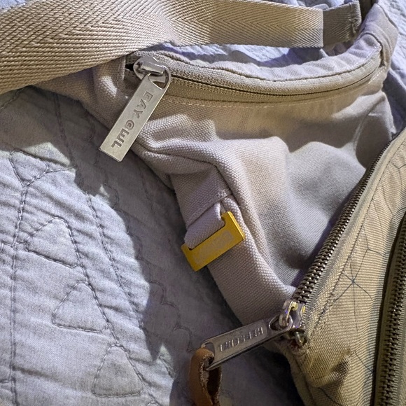 Day Owl Light Gray Crossbody Bag And Two Herschel Geometric Pouches Bundle - Picture 2 of 7